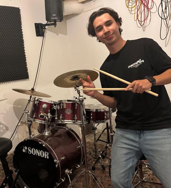 Jacobo mit Drumsticks am Schlagzeug