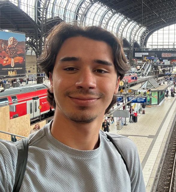 Jacobo lächelnd im Hamburger Hauptbahnhof