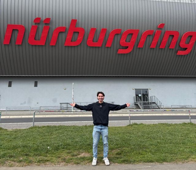 Jacobo mit ausgebreiteten Armen vor dem Nürburgring