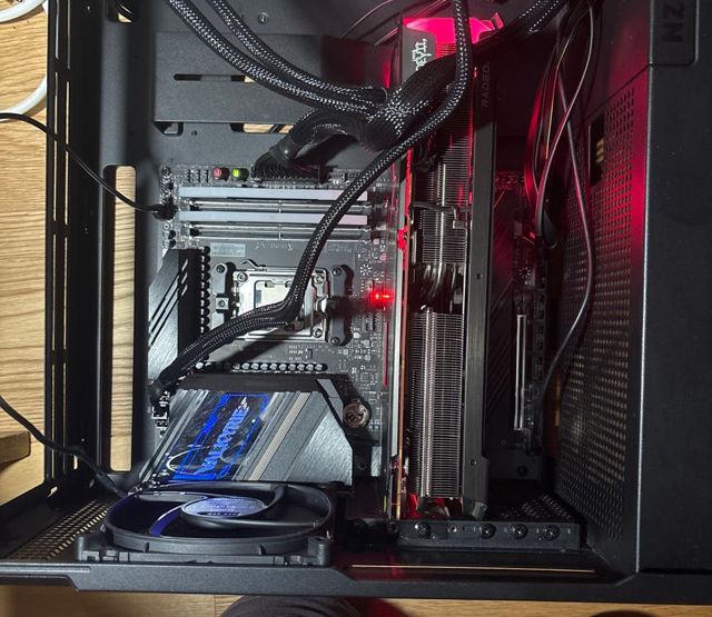 Blick in Jacobos Gaming-PC mit Radeon-Grafikkarte