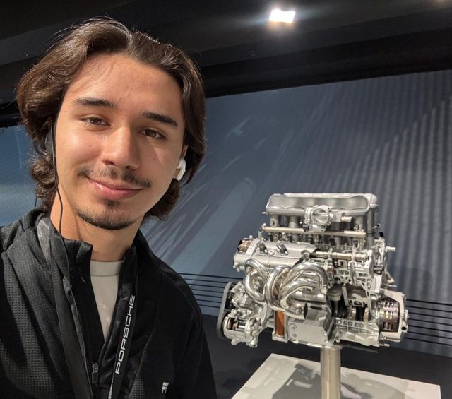Jacobo neben einem Schnittmodell eines Porsche-Motors